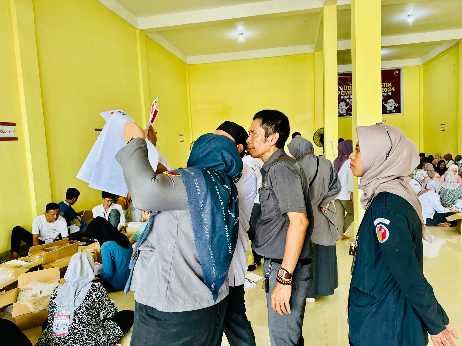 Sambangi Gudang Logistik Pemilu KPU Barru, Najemuddin Temukan Surat Suara Rusak