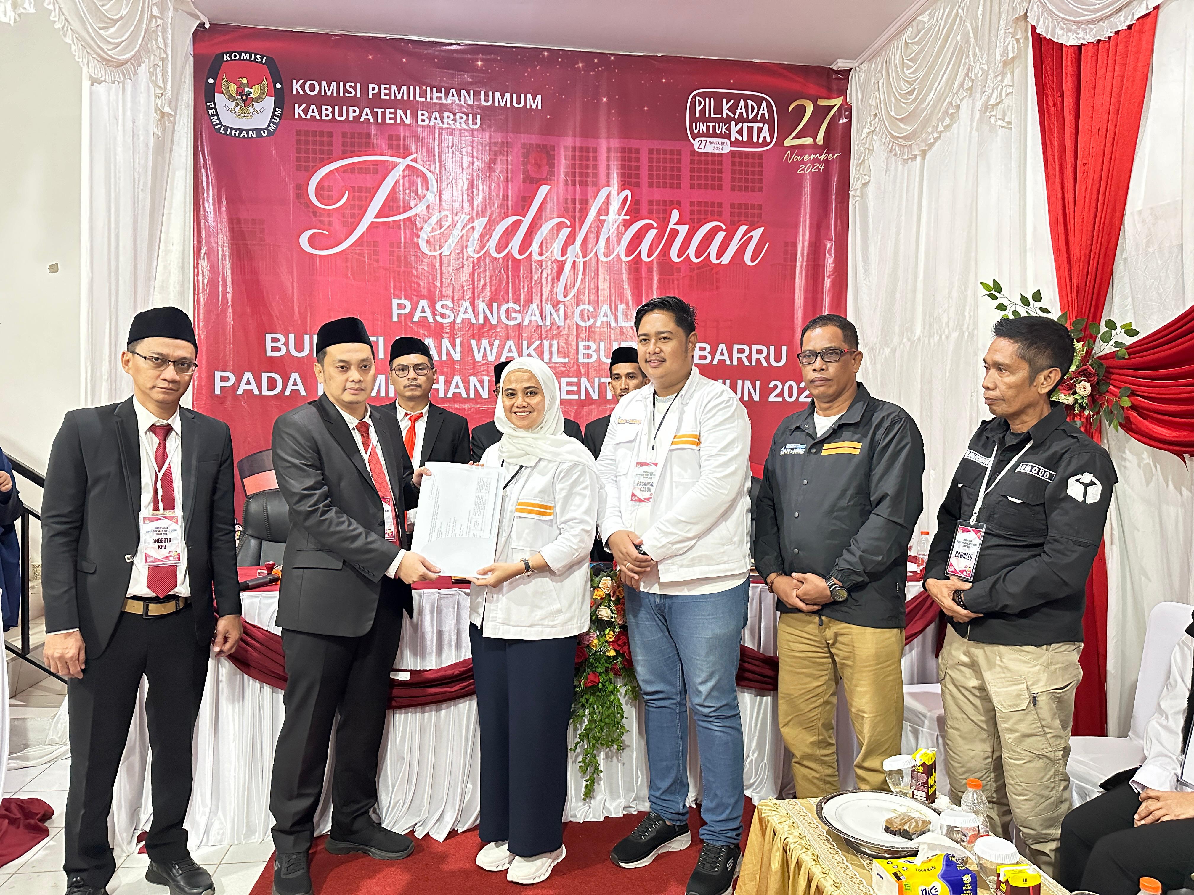 KPU Barru menyerahkan Berita Acara Penerimaan Pendaftaran Kepada Bapaslon Bupati dan Wakil Bupati 2024 drg. Ulfah Nurul Huda dan Mudassir Hasri Gani