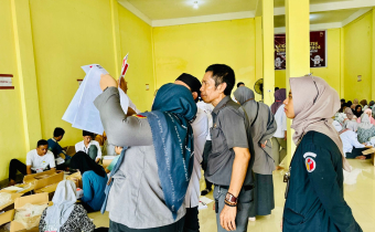 Sambangi Gudang Logistik Pemilu KPU Barru, Najemuddin Temukan Surat Suara Rusak