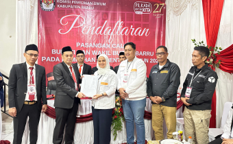 KPU Barru menyerahkan Berita Acara Penerimaan Pendaftaran Kepada Bapaslon Bupati dan Wakil Bupati 2024 drg. Ulfah Nurul Huda dan Mudassir Hasri Gani